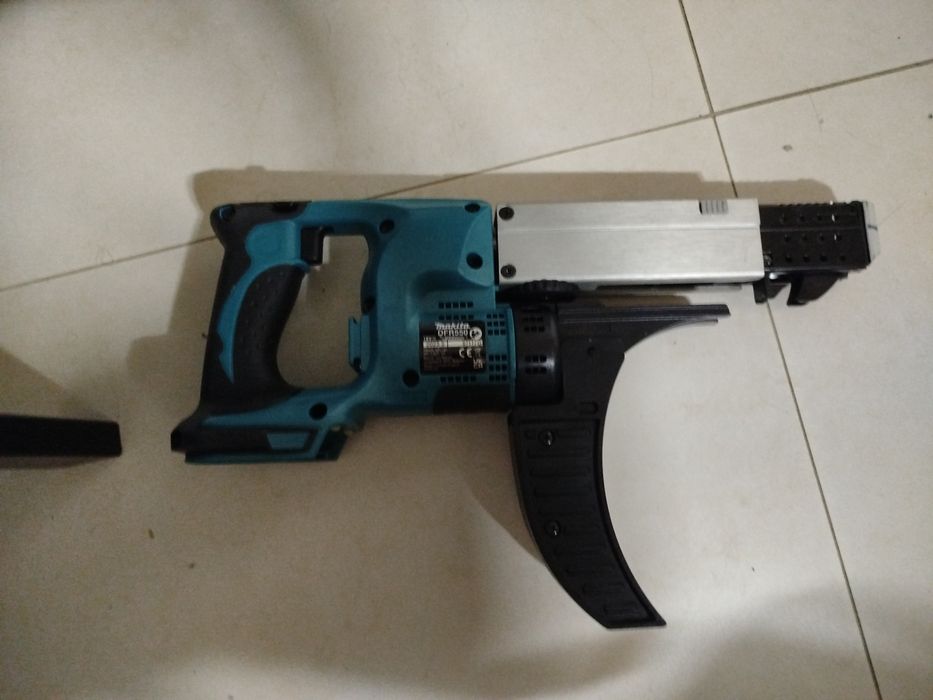 Шуруповёрт магазинного типа Makita DFR550