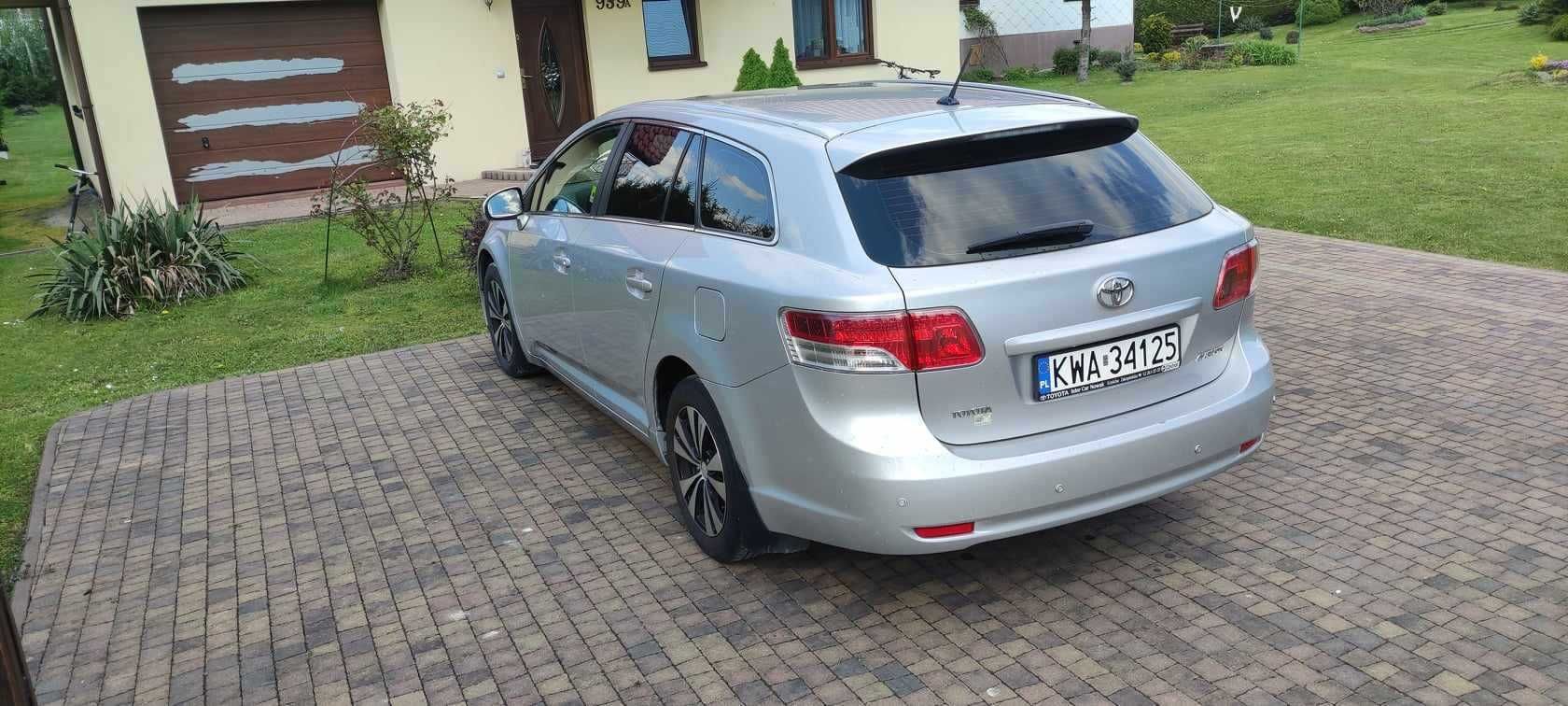 Sprzedam TOYOTĘ Avensis 2011