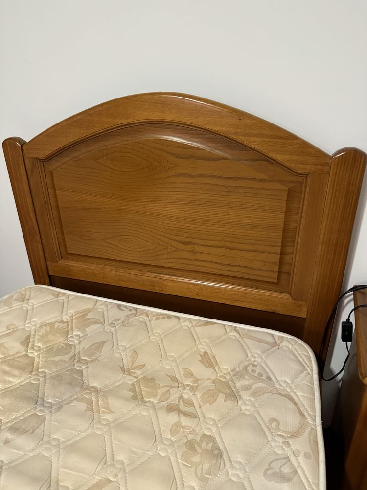 Cama de solteiro com colchao e mesinha de cabeceira