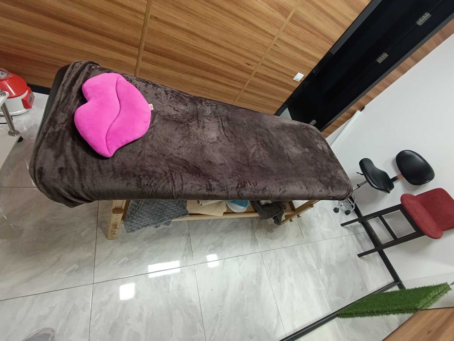 Є Світло в кабінеті 8 м2 кушетка вода в салоні краси Івасюка Оболонь