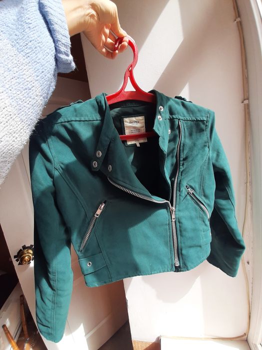 Замшева куртка-косуха Bershka гарного смарагдового кольору