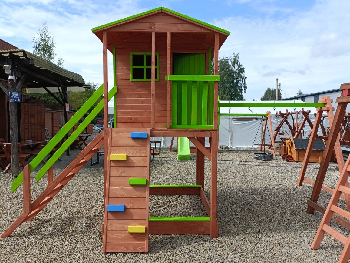 Plac zabaw, domek dla dzieci, domek drewniany, huśtawka, zjeżdżalnią,