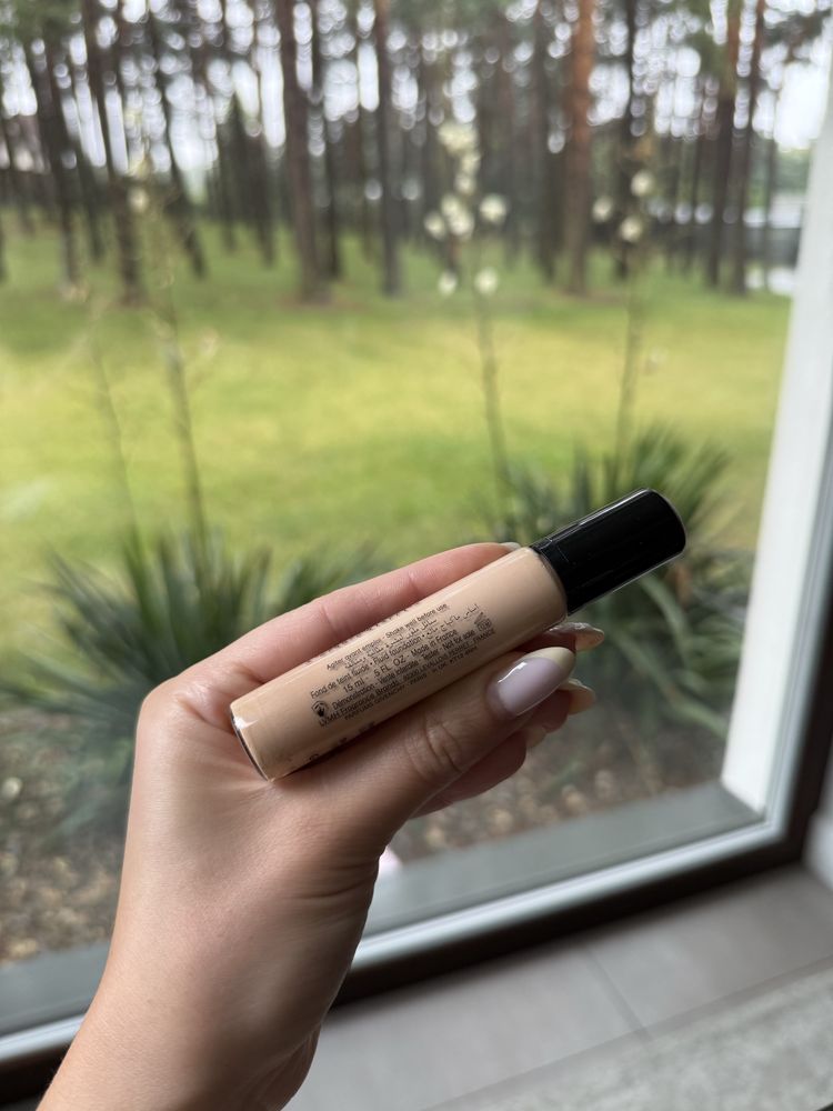 Podkłady Givenchy Prisme Libre Skin-Caring Glow