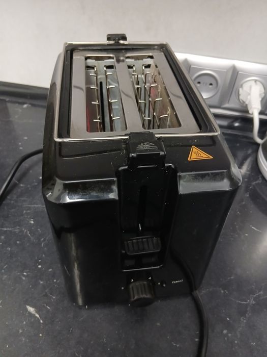 Тостер HERU, чорний, робочий.