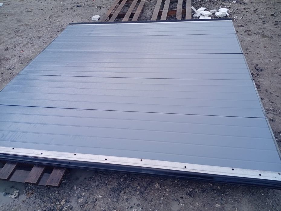 Brama segmentowa przemysłowa panelowa 304x302 wysoka transport