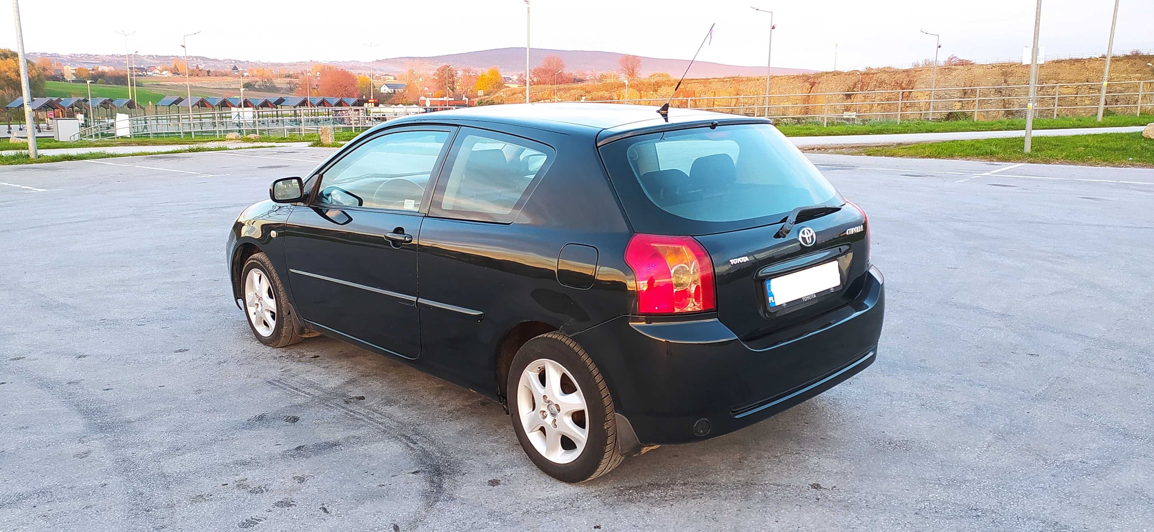 Toyota Corolla E12U z 2006 roku. Silnik 1,6 Ben+LPG, 110kM.