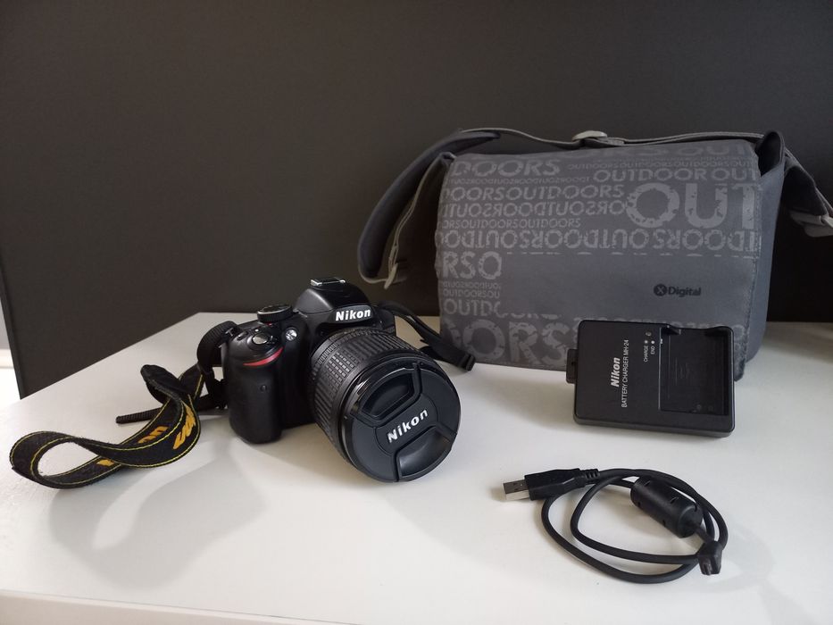 Зеркальный фотоаппарат Nikon D3200 с сумкой. Состояние нового.