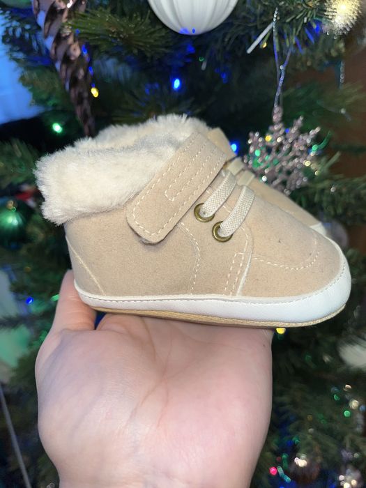 Nowe buty dla niemowlaka