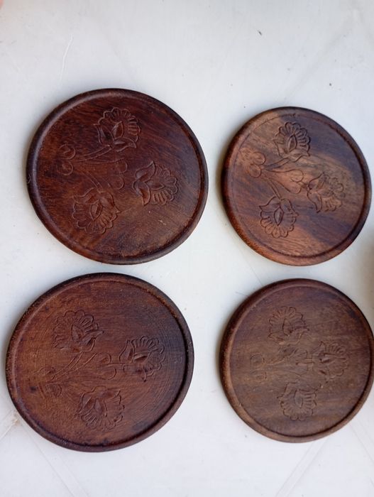 2 conjuntos indianos de 6 bases para copos em madeira esculpida

Vend