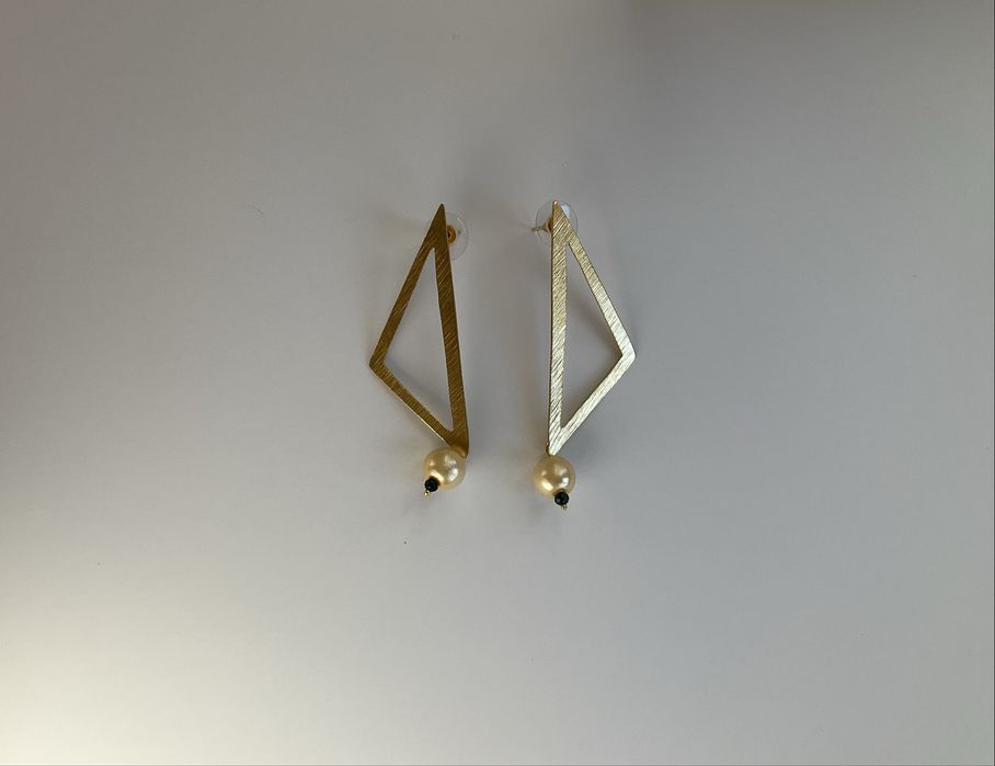 Brincos dourados com pérola