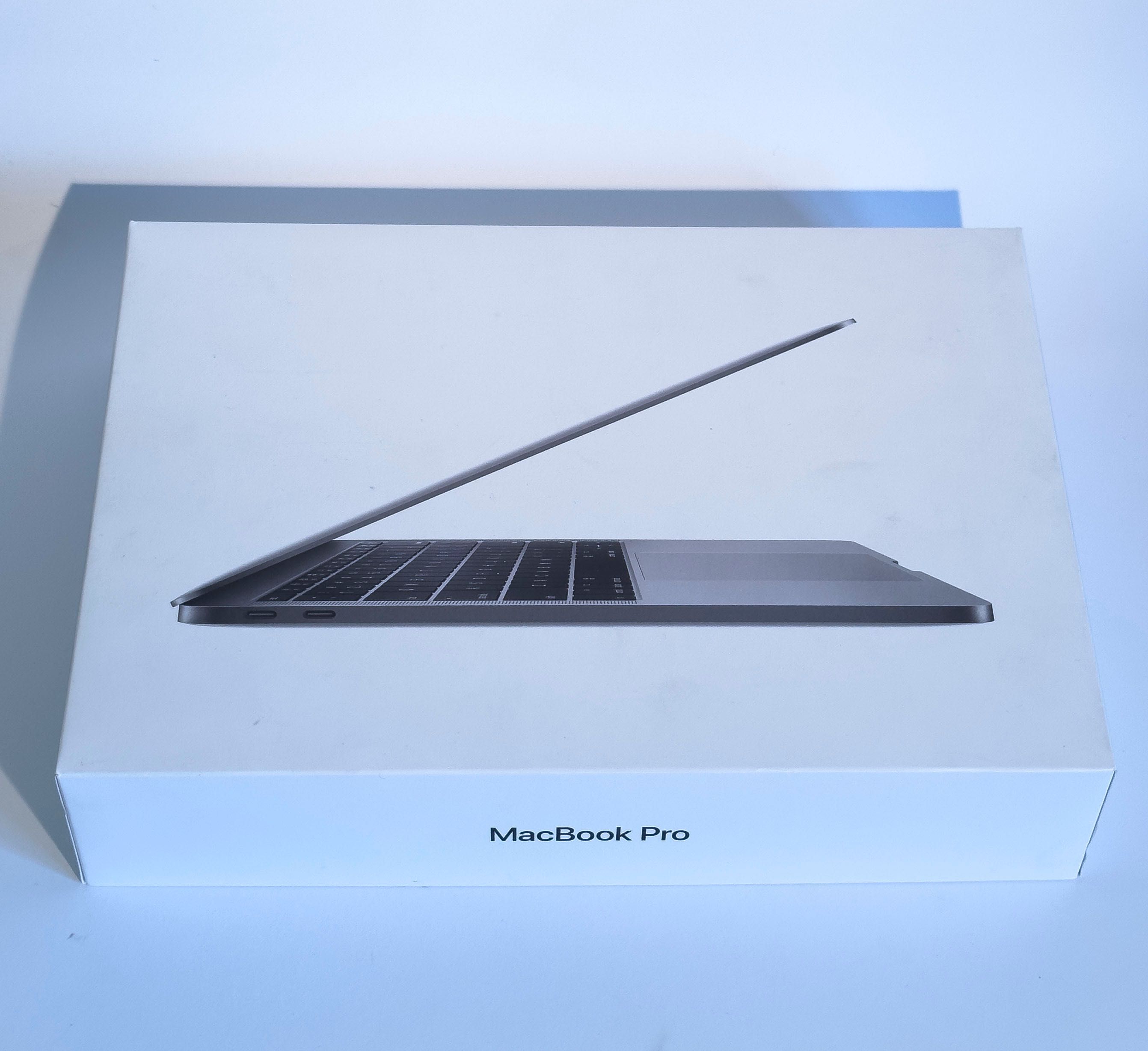 MacBook Pro 13', 2017, Intel i5, 8GB RAM, 250 GB.