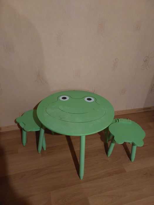 Столик дитячий і два стільчики