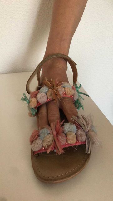 Sandália em pele de menina com pompons