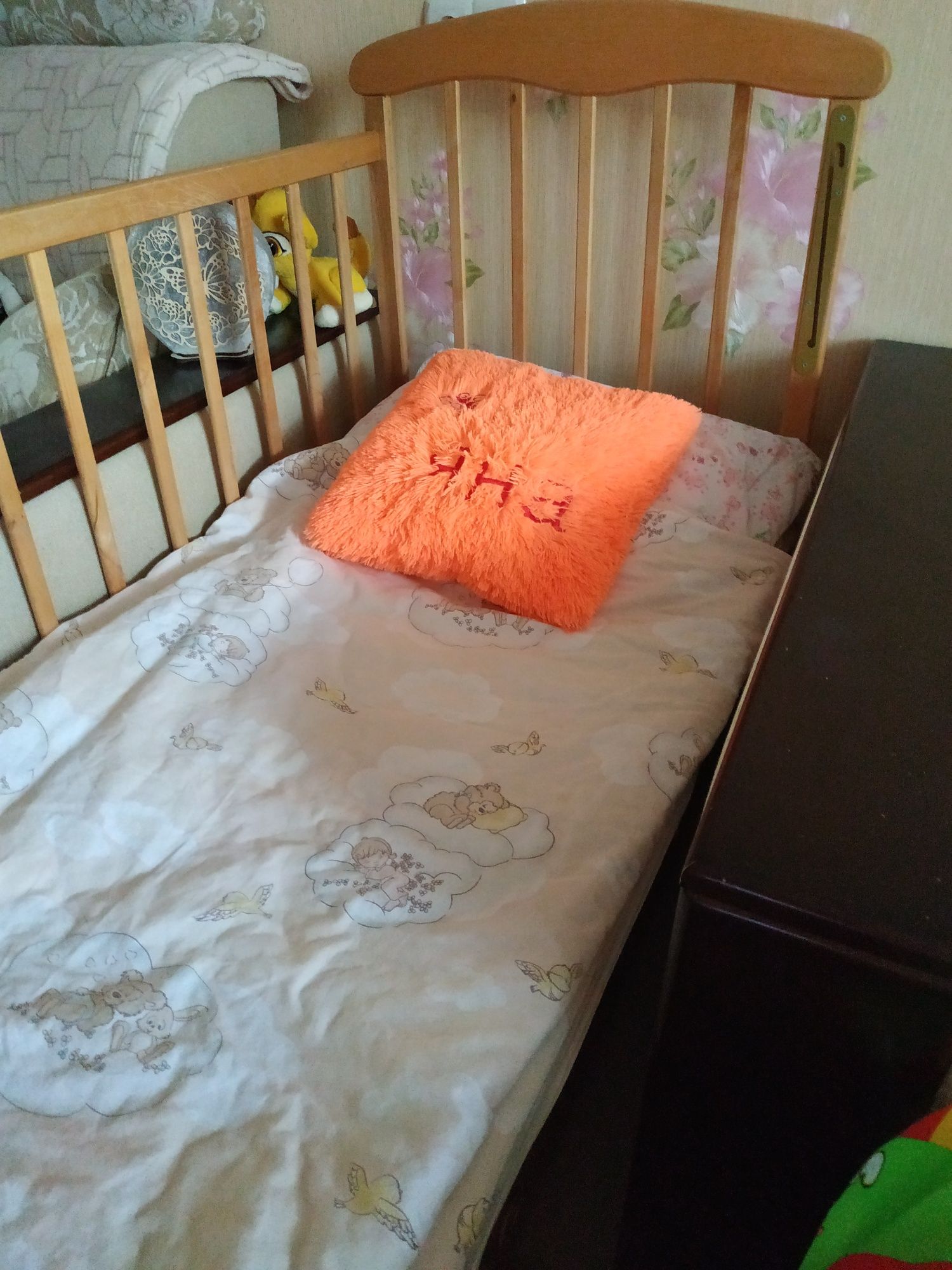 Продається дитяче ліжко, дерев'яне з  матрацом.