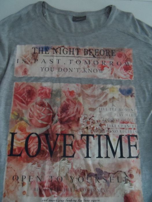 T-shirt cinza com desenhos, a dizer " LOVE TIME "