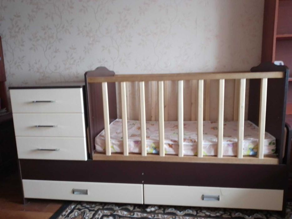 Дитяче ліжко з пеленальним столиком та маятником