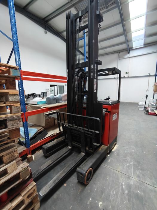 Empilhador Retrátil em Excelente Estado – Ideal para Armazéns e Logíst