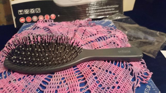 Массажная  новая щетка для волос Oriflame Sweden , расческа Salon