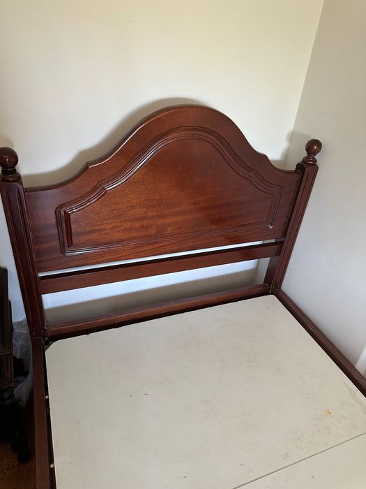 Cama Solteiro em madeira maciça- Usada