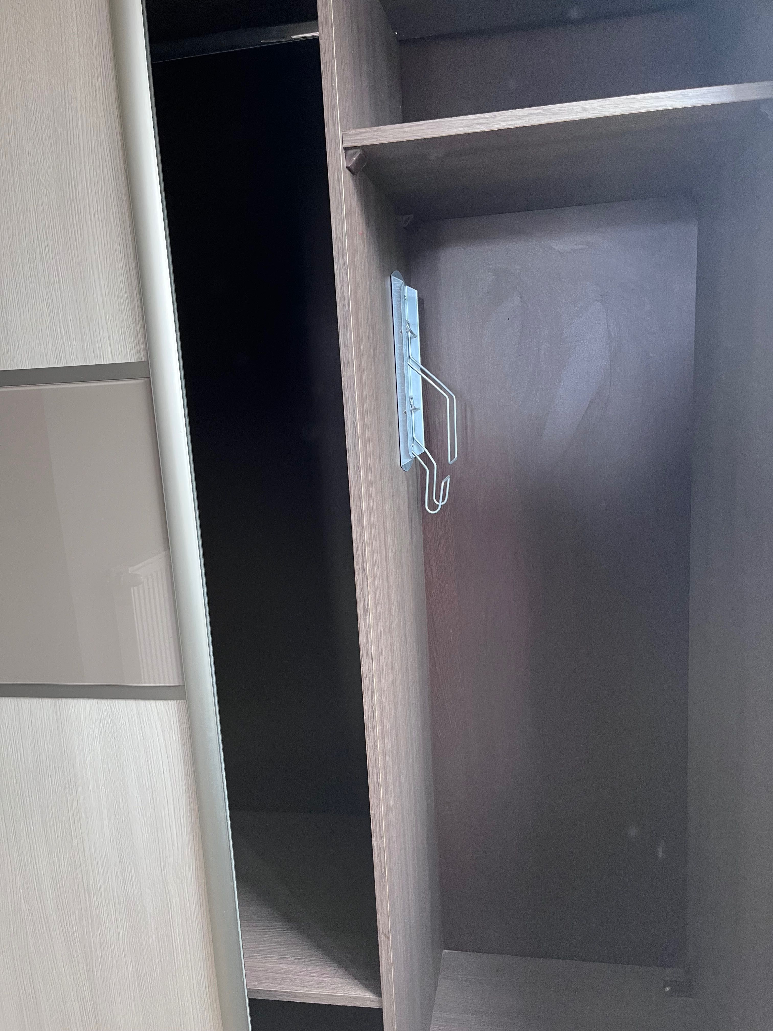 Szafa z przesuwnymi drzwiami