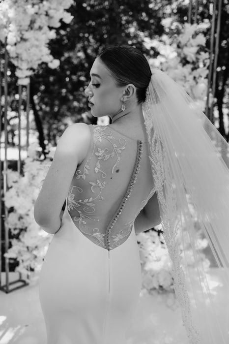 Весільна сукня силуетна з відкритою спиною