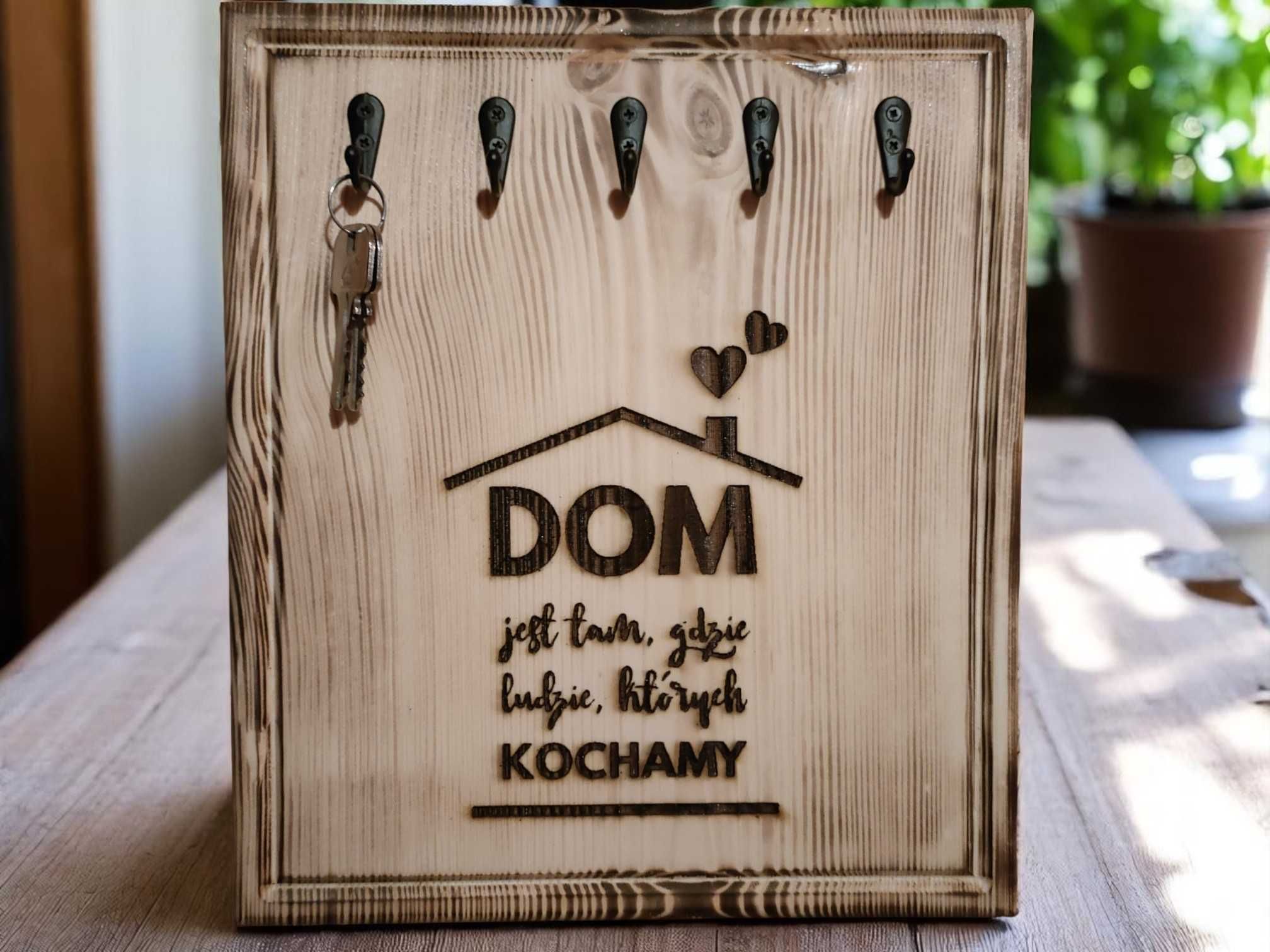 Wieszak uchwyt na klucze z drewna z napisem "Dom jest tam..."