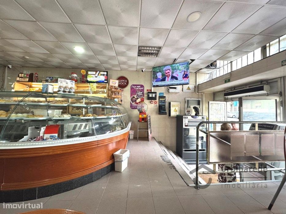 Espaço comercial com 220 m2, em Oeiras.