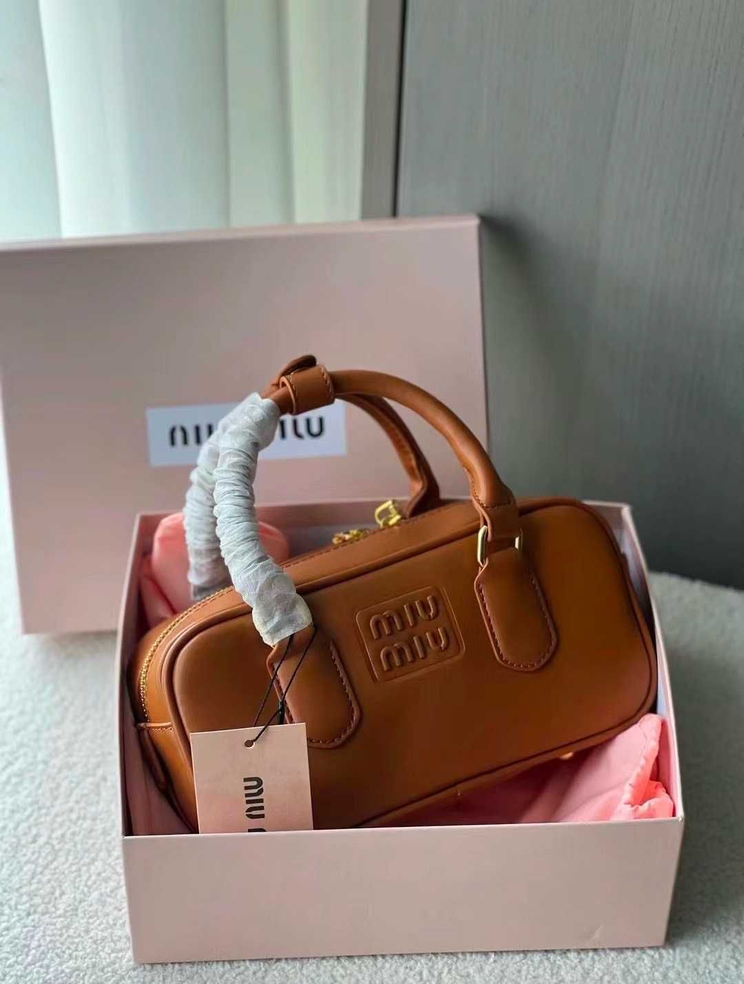 Miu Miu torebka w brązowym odcieniu – must-have sezonu