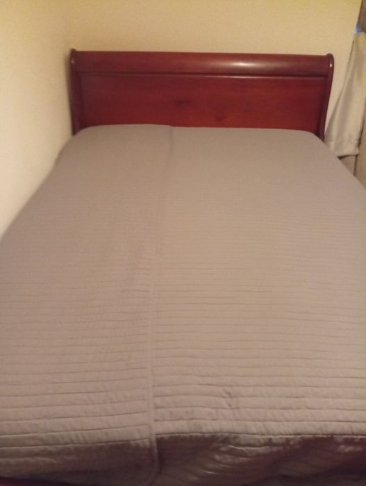 Cama de casal em madeira