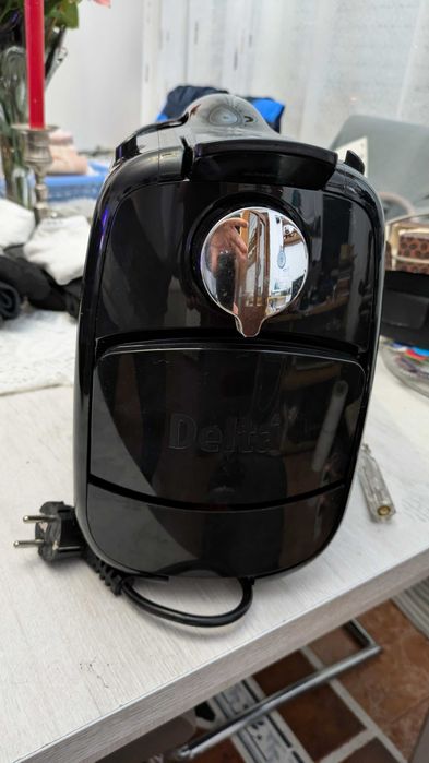 2 maquinas café 1 d pastilha e 1 d saco de caneca+ 3 cestos plástico