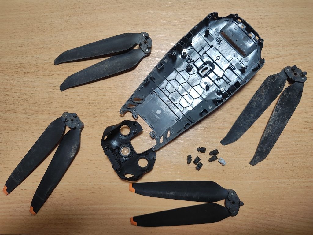 Верхня кришка і задня кришка на віжини з Mavic 3T