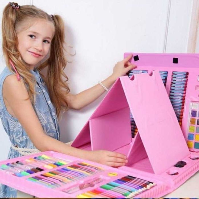 Чемодан с фломастерами, карандашами и акварельными красками