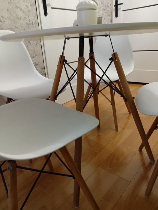 Stół okrągły w stylu skandynawskim w raz z krzesłami