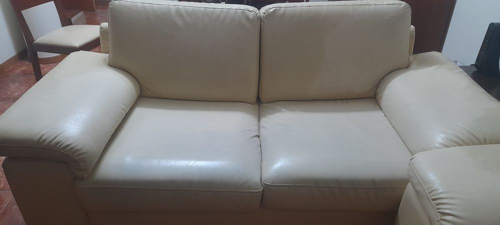 Dois  Sofás cor creme imitação pele