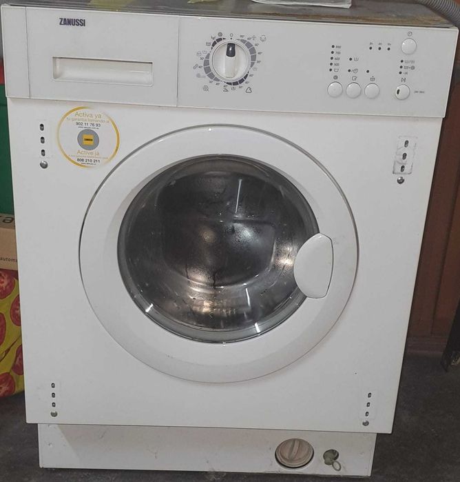 Maquina de Lavar Roupa da Zanussi de encastrar(Avariada)
