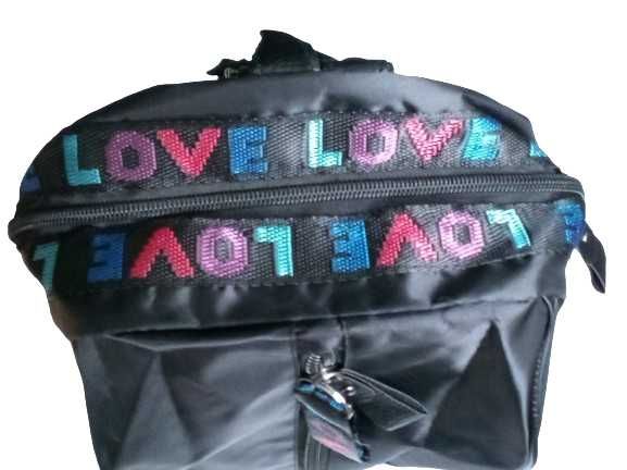 Czarny plecak Love na zamek