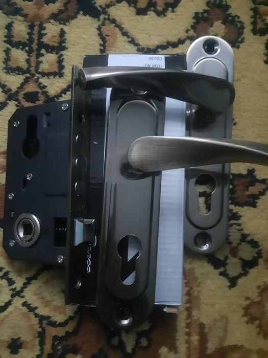 Продам замок врезной .