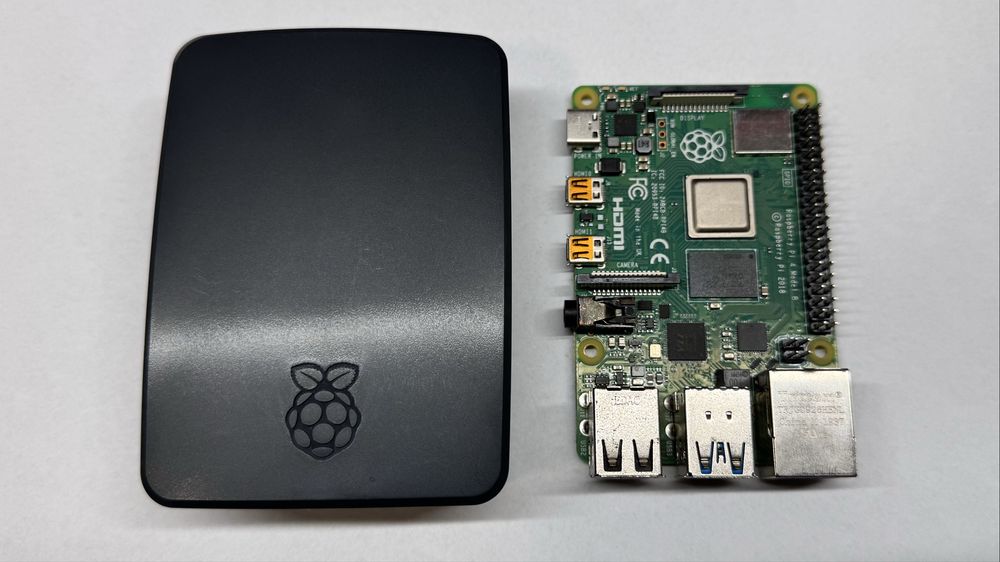 Raspberry Pi 4B - 4GB z obudową