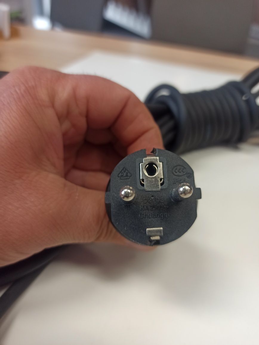 Przedłużacz, kabel z wtyczką.