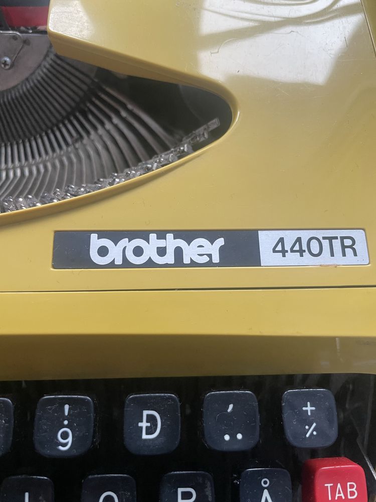 Żółta maszyna do pisania brother deluxe 440TR vintage