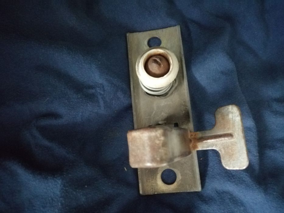 Продам замок капота