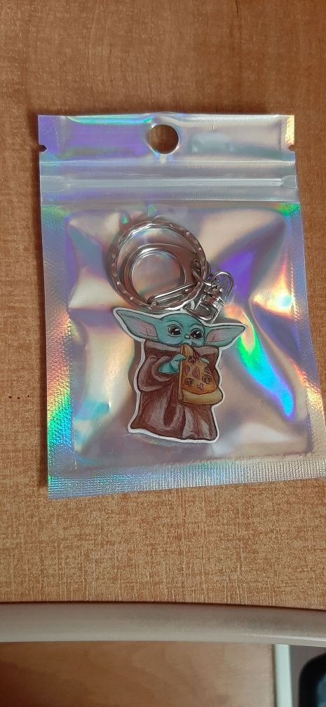 Baby Yoda brelok z pizza capriciosa