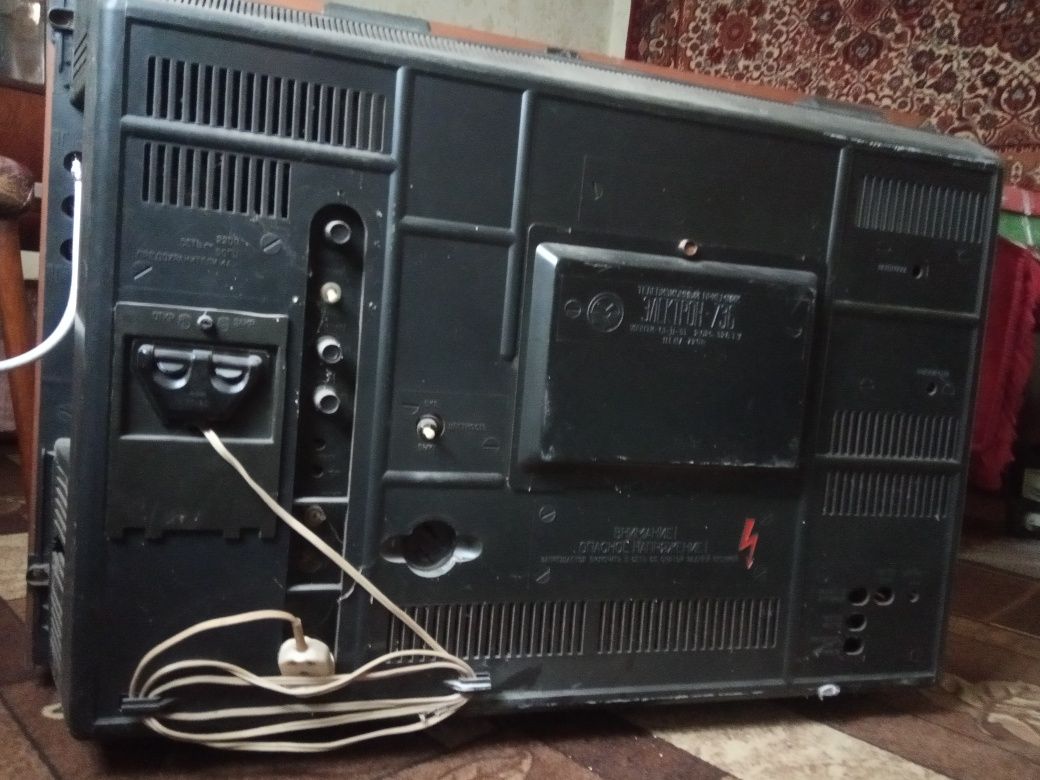 Продам антиквариатный цветной телевизор СССР
