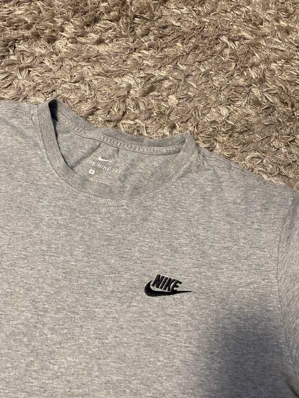 Szara koszulka z czarnym haft logo Nike - Size XL