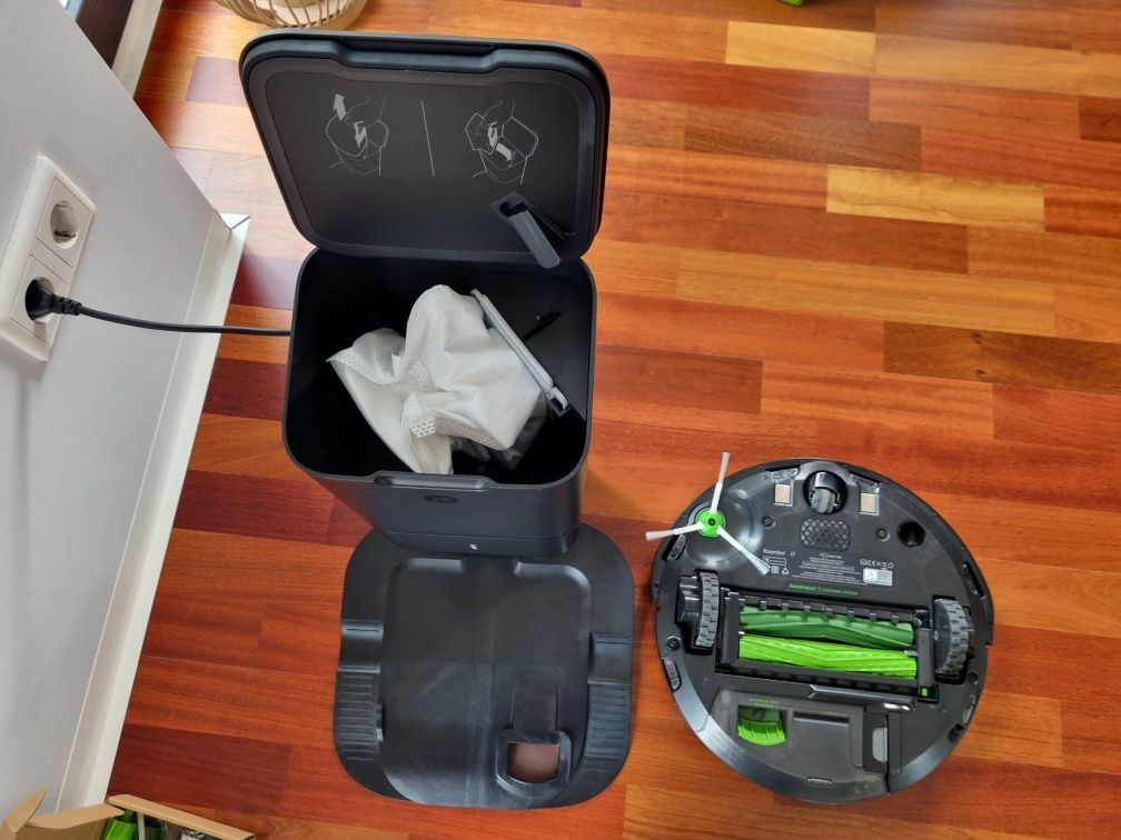 IRobot Roomba I7+ z stacją Clean Base +akcesoria