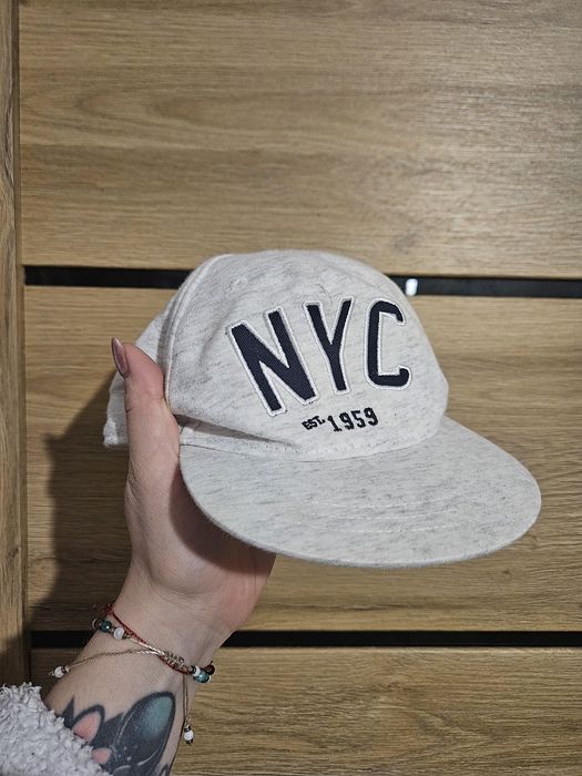 Chłopięca czapka z daszkiem H&M.  Na 6-9 mscy