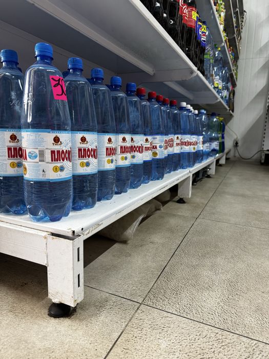 Стеллаж з поличками