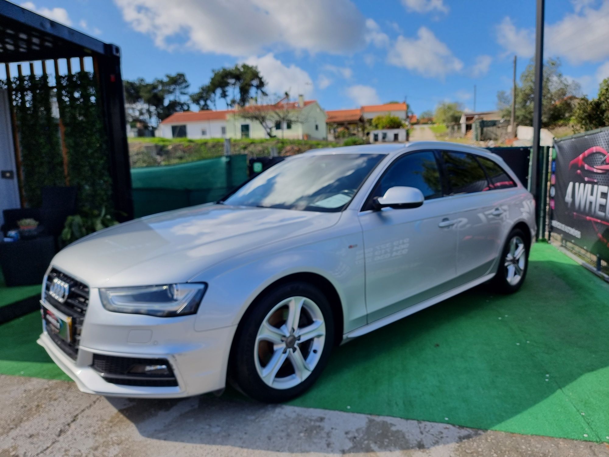 Audi A 4 2.0 TDI Pack (s line)
Gasóleo 
160.000 kms
Ano 2014
Nacional