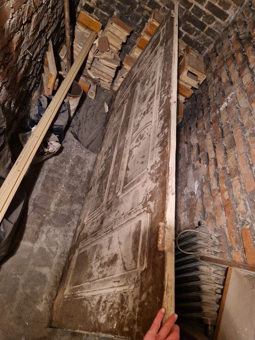 Drewniane kamieniczne skrzydło drzwiowe solidnie zamalowane olejnicą