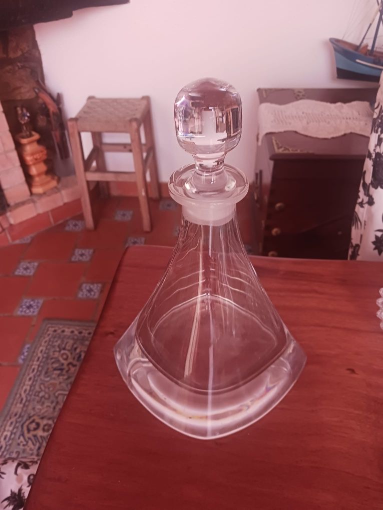 Conjunto de  garrafas de cristal.